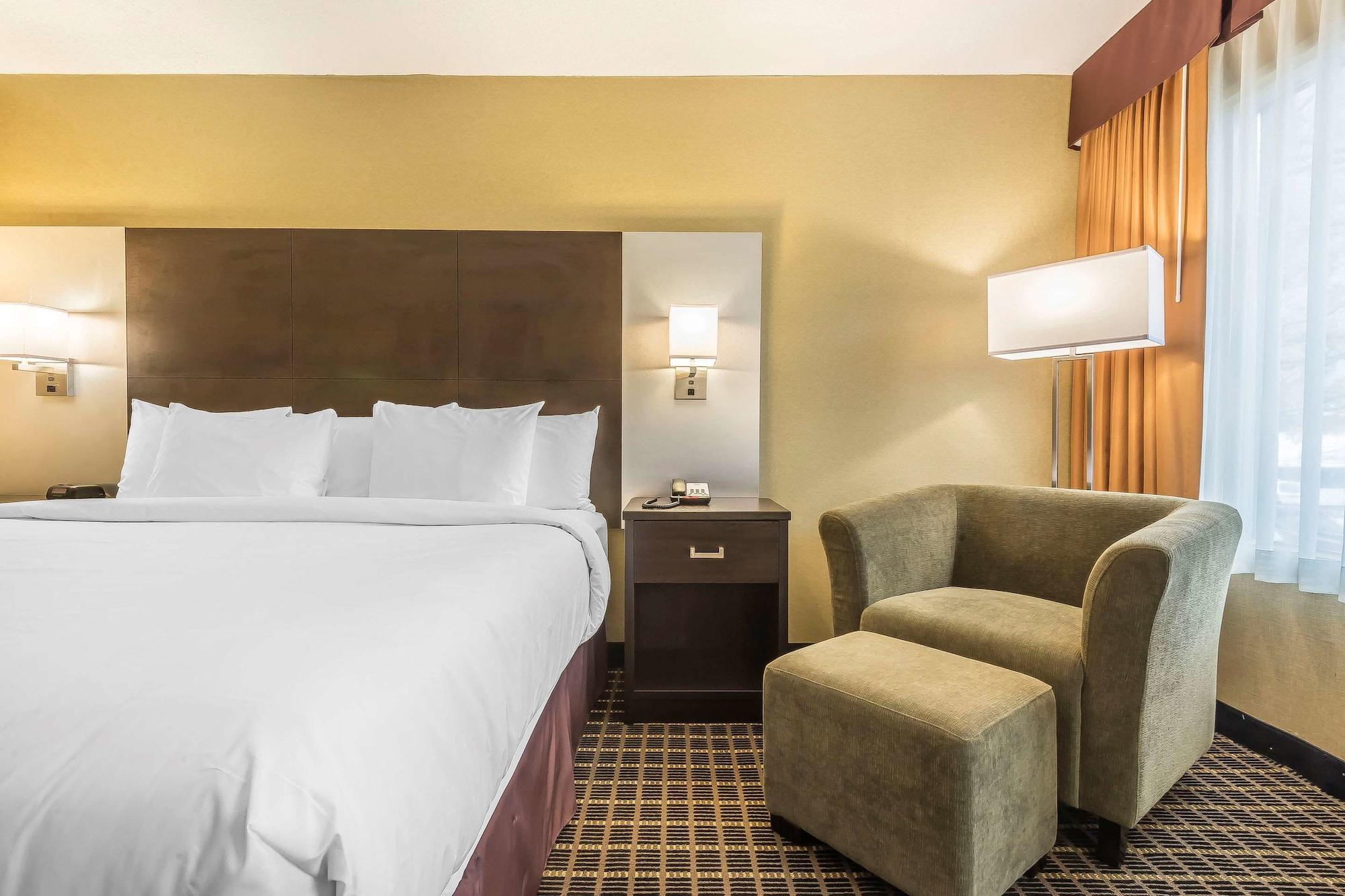 Quality Inn & Suites Downtown Уиндзор Екстериор снимка