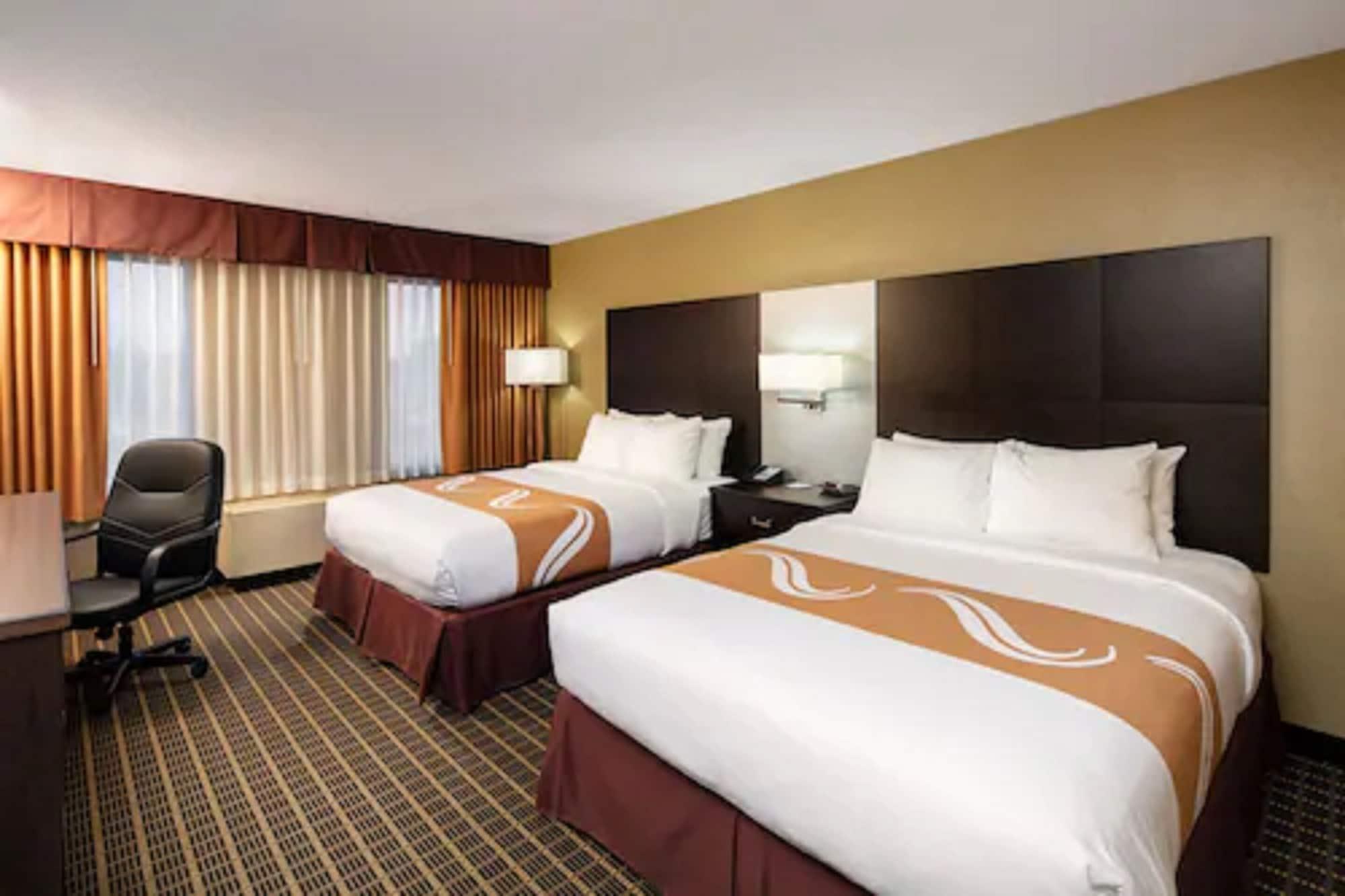 Quality Inn & Suites Downtown Уиндзор Екстериор снимка