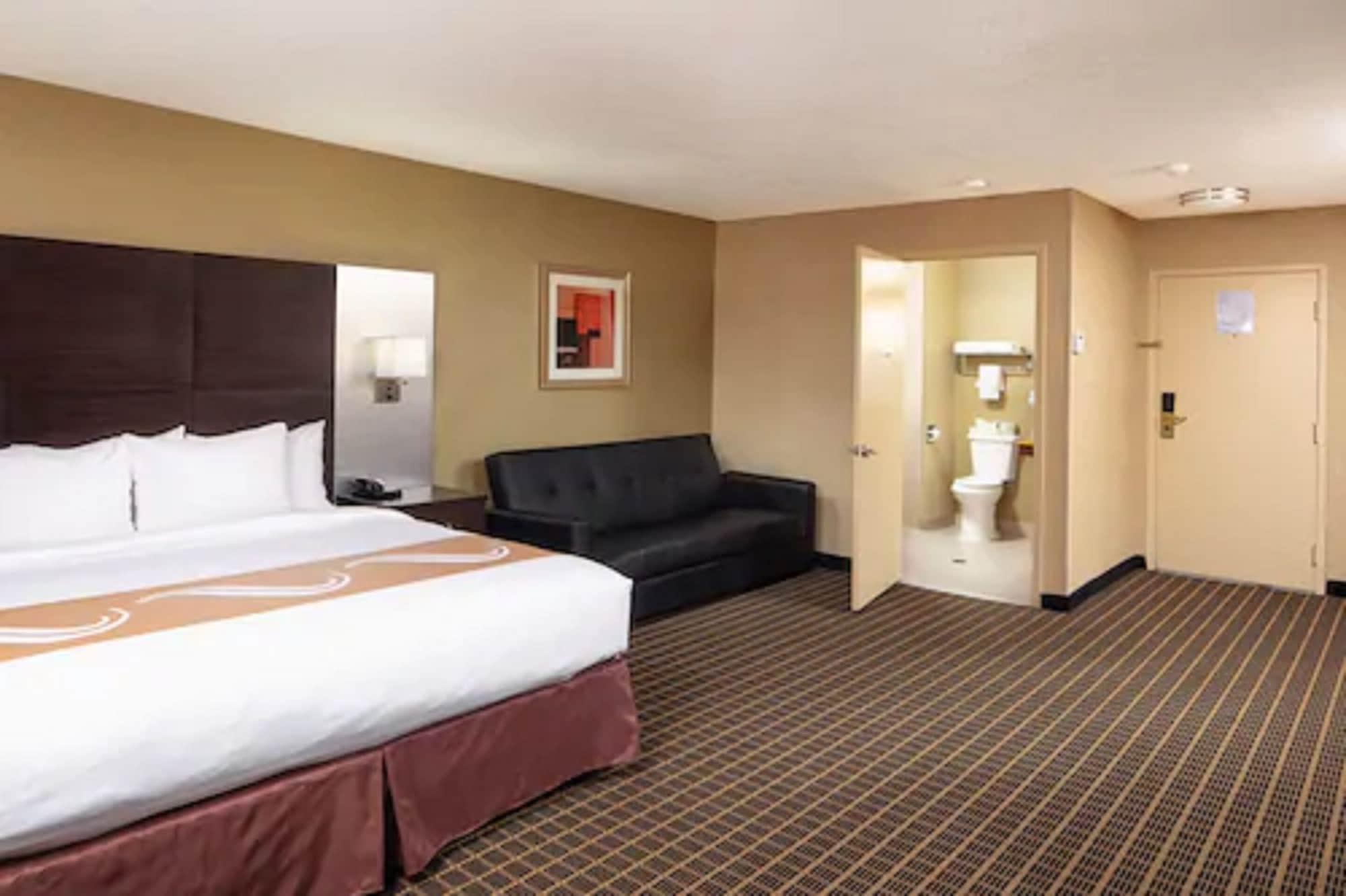 Quality Inn & Suites Downtown Уиндзор Екстериор снимка