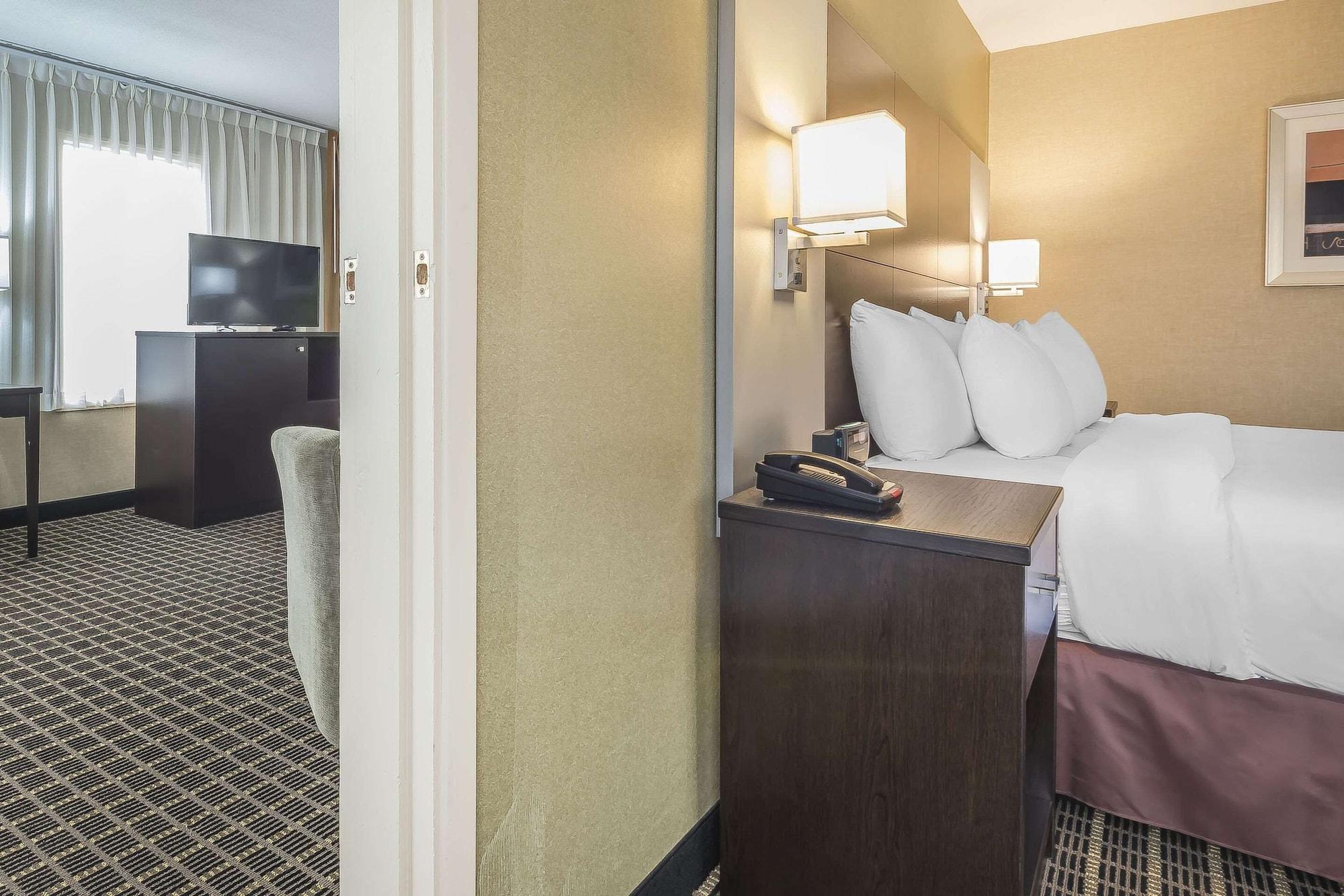 Quality Inn & Suites Downtown Уиндзор Екстериор снимка