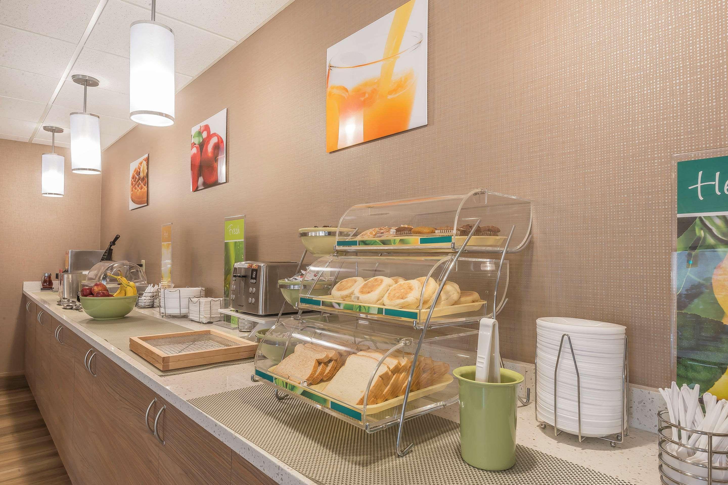 Quality Inn & Suites Downtown Уиндзор Екстериор снимка