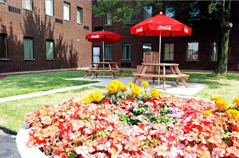 Quality Inn & Suites Downtown Уиндзор Екстериор снимка
