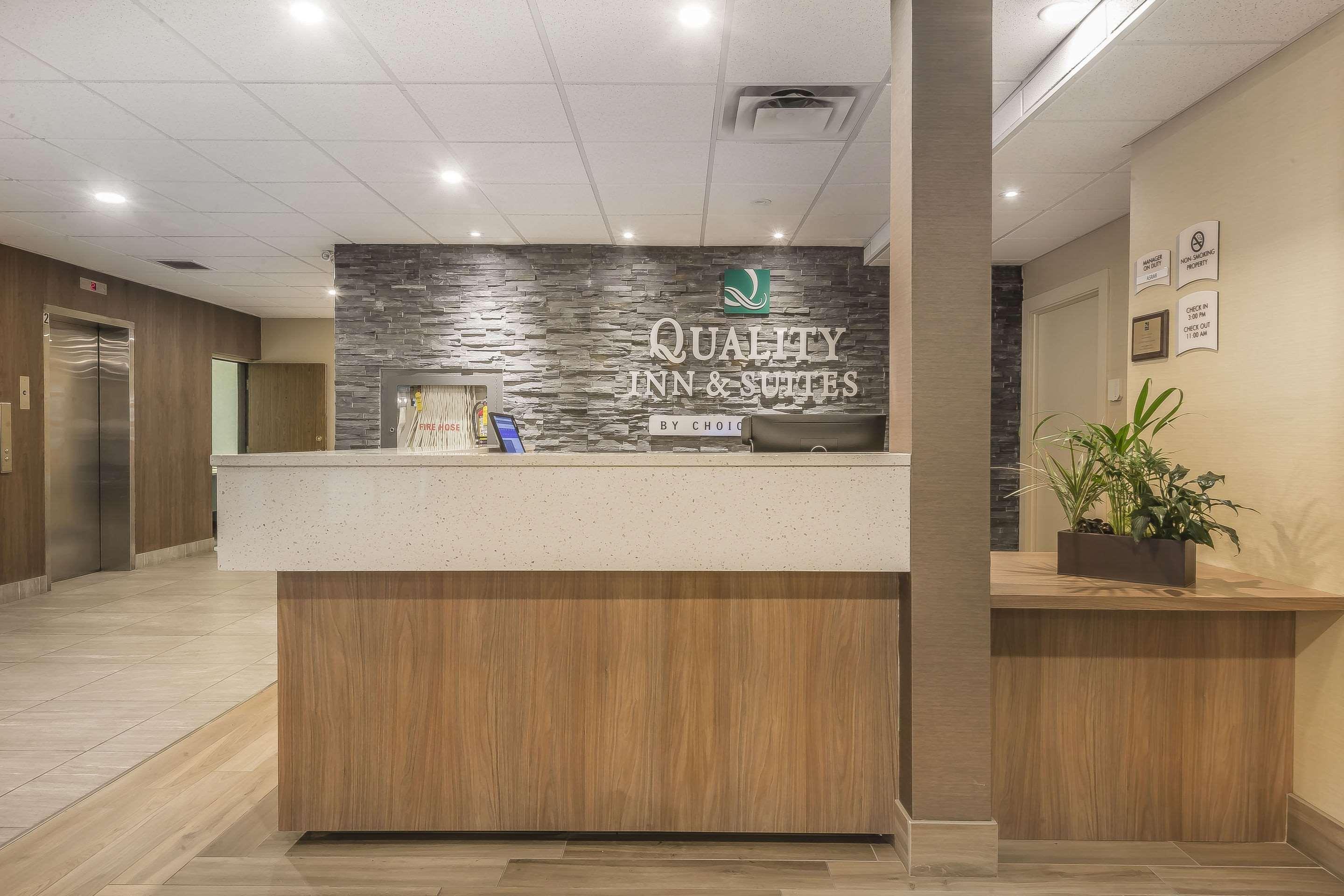 Quality Inn & Suites Downtown Уиндзор Екстериор снимка