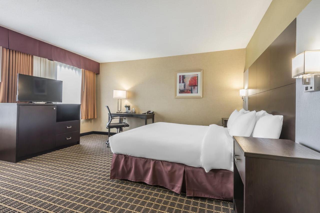 Quality Inn & Suites Downtown Уиндзор Екстериор снимка