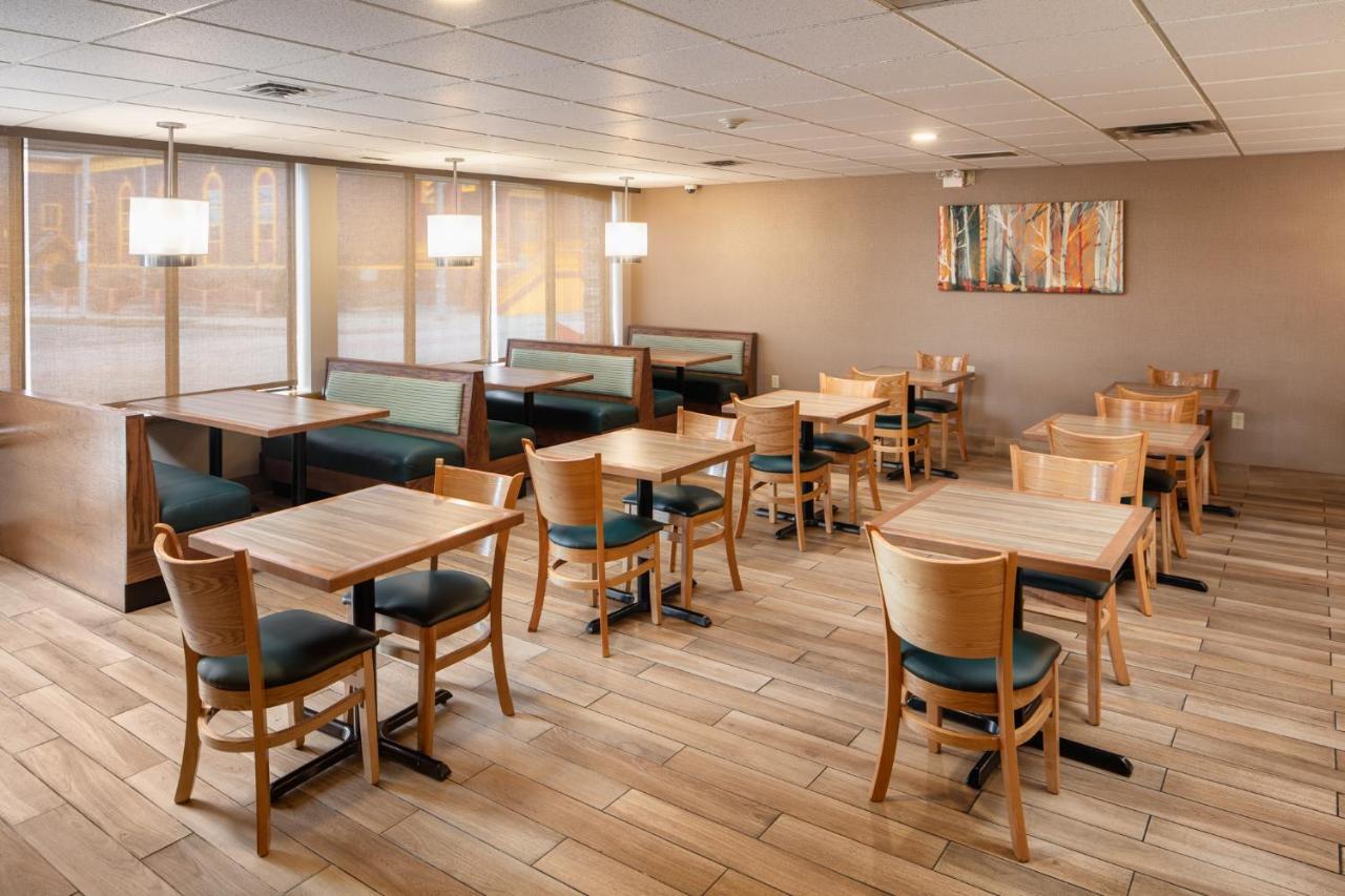 Quality Inn & Suites Downtown Уиндзор Екстериор снимка
