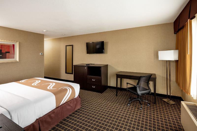 Quality Inn & Suites Downtown Уиндзор Екстериор снимка